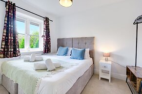 Foxherne 6 Bed & 3 Bath Serviced Hse -20