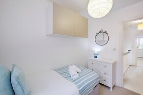 Foxherne 6 Bed & 3 Bath Serviced Hse -20