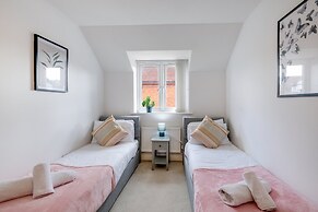 Foxherne 6 Bed & 3 Bath Serviced Hse -20