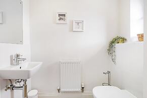 Foxherne 6 Bed & 3 Bath Serviced Hse -20