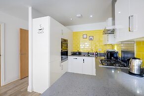 Foxherne 6 Bed & 3 Bath Serviced Hse -20