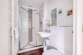 Foxherne 6 Bed & 3 Bath Serviced Hse -20