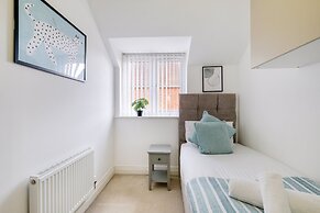 Foxherne 6 Bed & 3 Bath Serviced Hse -20
