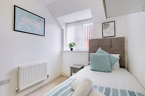 Foxherne 6 Bed & 3 Bath Serviced Hse -20