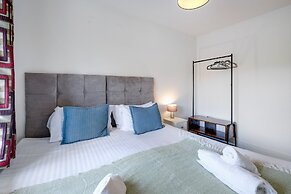 Foxherne 6 Bed & 3 Bath Serviced Hse -20