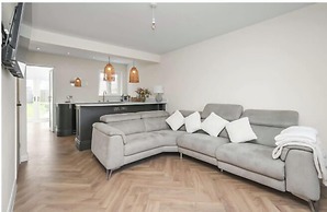 2-Bedroom Home with Parking and Garden