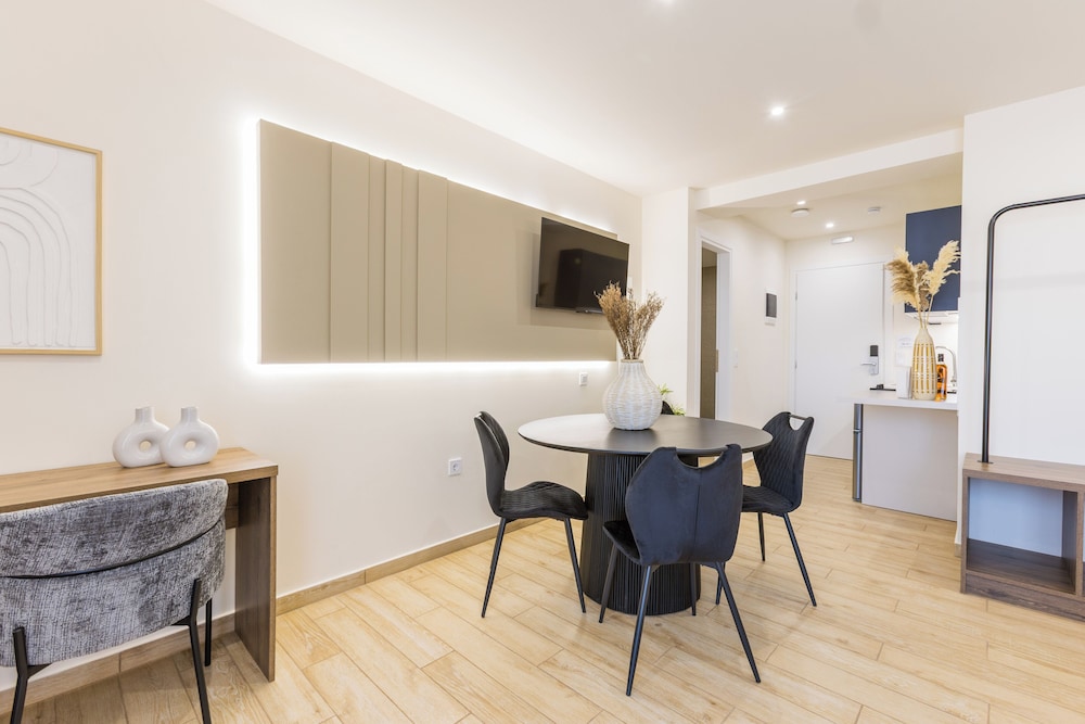 Raise Thiseio Stylish Living