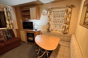 2 Bed Caravan - Sleeps 6 - Pet Friendly, Parking