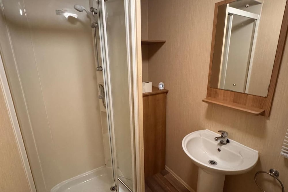 2 Bed Caravan - Sleeps 6 - Pet Friendly, Parking