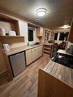 2 Bed Caravan - Sleeps 6 - Pet Friendly, Parking