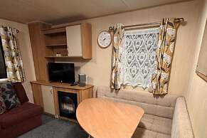 2 Bed Caravan - Sleeps 6 - Pet Friendly, Parking