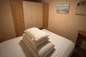 2 Bed Caravan - Sleeps 6 - Pet Friendly, Parking