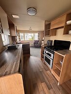 2 Bed Caravan - Sleeps 6 - Pet Friendly, Parking