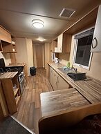 2 Bed Caravan - Sleeps 6 - Pet Friendly, Parking