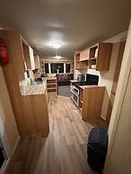 2 Bed Caravan - Sleeps 6 - Pet Friendly, Parking