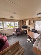 2 Bed Caravan - Sleeps 6 - Pet Friendly, Parking