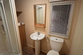2 Bed Caravan - Sleeps 6 - Pet Friendly, Parking