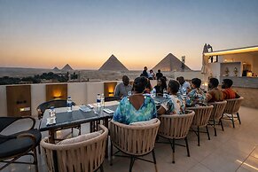 Pyramids On The Spot Inn