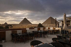 Pyramids On The Spot Inn