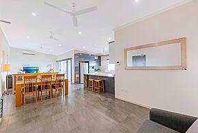 Zen Coastline Pool - Balcony Dining - Seaview