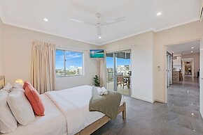Zen Coastline Pool - Balcony Dining - Seaview