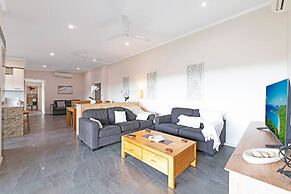 Zen Coastline Pool - Balcony Dining - Seaview