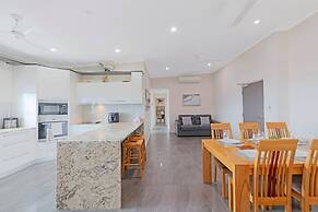 Zen Coastline Pool - Balcony Dining - Seaview