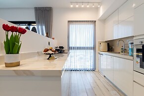 3 BR SeaFront APT Prestigious Tower