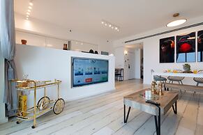 3 BR SeaFront APT Prestigious Tower
