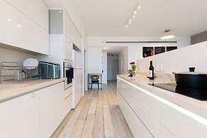 3 BR SeaFront APT Prestigious Tower