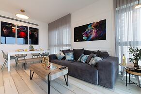3 BR SeaFront APT Prestigious Tower