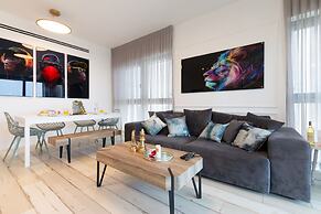 3 BR SeaFront APT Prestigious Tower