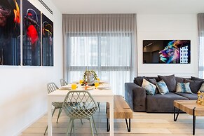 3 BR SeaFront APT Prestigious Tower