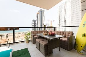 3 BR SeaFront APT Prestigious Tower