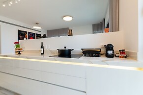 3 BR SeaFront APT Prestigious Tower