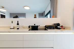 3 BR SeaFront APT Prestigious Tower