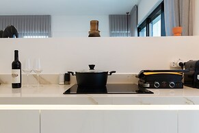 3 BR SeaFront APT Prestigious Tower
