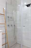 3 BR SeaFront APT Prestigious Tower