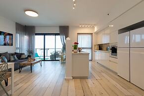 3 BR SeaFront APT Prestigious Tower