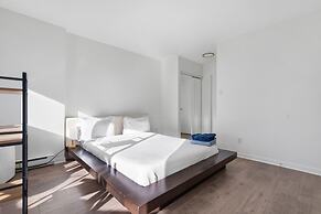 Luxe 2BR Condo w Skyline Views In-suite Laundry