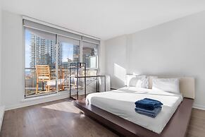 Luxe 2BR Condo w Skyline Views In-suite Laundry