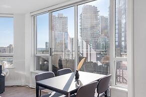 Luxe 2BR Condo w Skyline Views In-suite Laundry