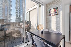 Luxe 2BR Condo w Skyline Views In-suite Laundry