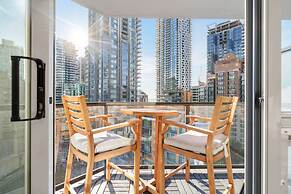Luxe 2BR Condo w Skyline Views In-suite Laundry
