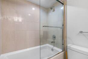 Luxe 2BR Condo w Skyline Views In-suite Laundry
