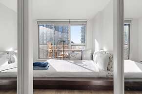 Luxe 2BR Condo w Skyline Views In-suite Laundry