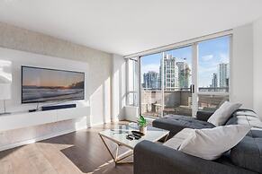 Luxe 2BR Condo w Skyline Views In-suite Laundry