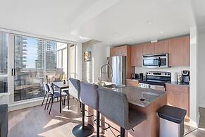 Luxe 2BR Condo w Skyline Views In-suite Laundry