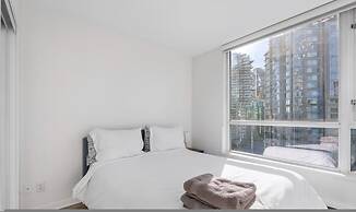 Luxe 2BR Condo w Skyline Views In-suite Laundry