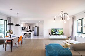 Tyms Elegant 4BR 2BA Apt in Xujiahui
